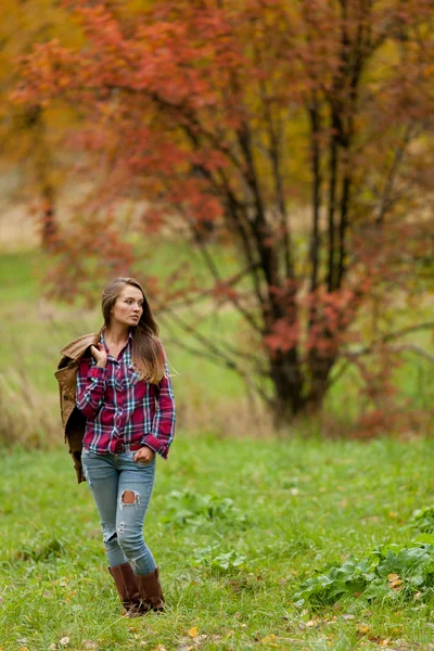 Mädchen im Herbstpark — Stockfoto