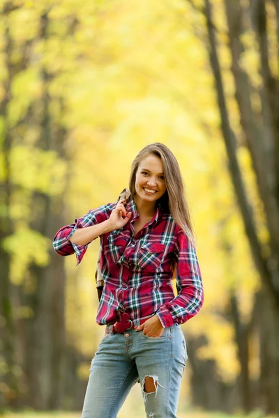 Fille dans le parc d'automne — Photo