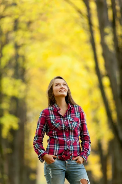 Mädchen im Herbstpark — Stockfoto