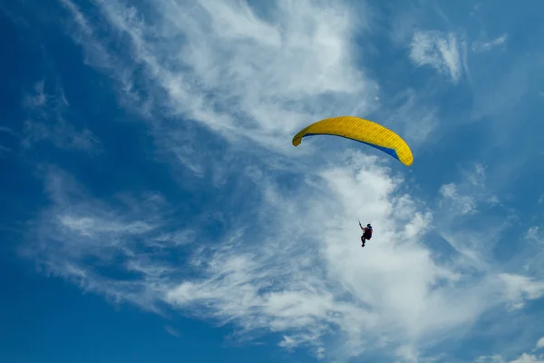Paragliders in the sky — Stock Photo, Image