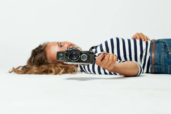 Girl with an 8mm retro movie camera — Stock Photo, Image