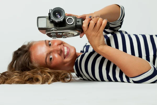 Chica con una cámara de película retro de 8 mm — Foto de Stock