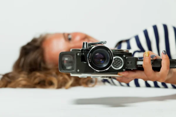 Chica con una cámara de película retro de 8 mm — Foto de Stock