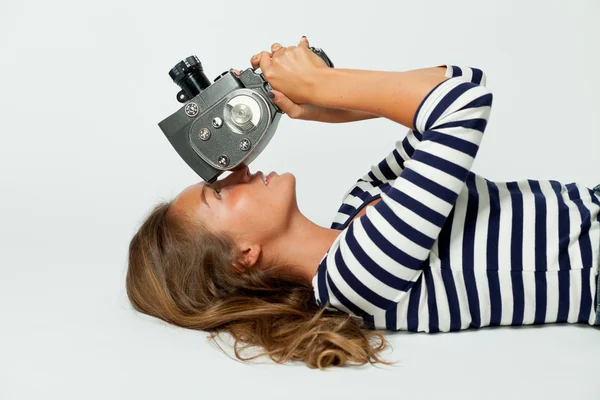 Menina com uma câmera de filme retro de 8mm Imagens De Bancos De Imagens Sem Royalties