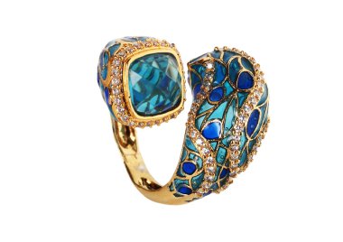 beyaz zemin üzerinde orijinal altın yüzük