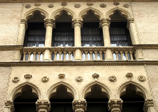 Decoratieve façade van een historisch gebouw in vicenza, Italië — Stockfoto