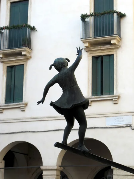 City of Vicenza. Sculpture of a little girl on a swing in the historic center — Stock Photo, Image