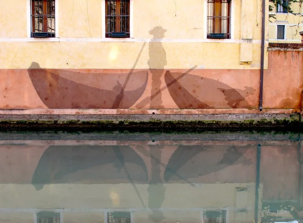 Painted facade of a wall of the canal Buranelli in Treviso (Italy) — Stock Photo, Image