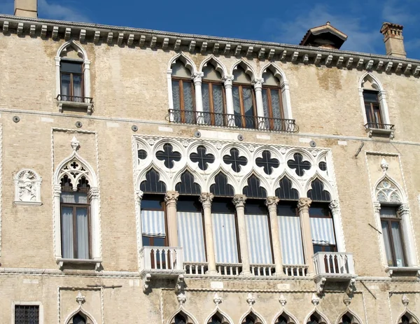 Façade d'un palais à Venise, Italie — Photo