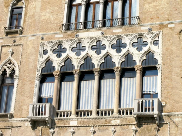 Gevel van een paleis in Venetië, Italië — Stockfoto