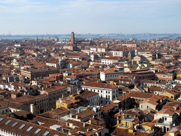 Görünümünü Venedik çatılarına yukarıdan, İtalya — Stok fotoğraf