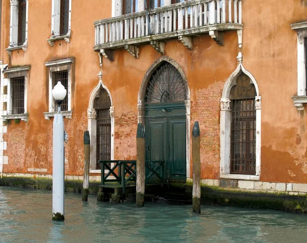 Gevel van een paleis in Venetië, Italië — Stockfoto