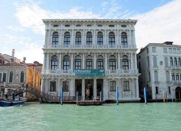 Ca' rezzonico Paleis op de canal Grande in Venetië, Italië — Stockfoto