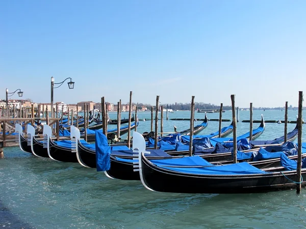 Gondoler i Venezia, Italia – stockfoto