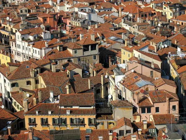 Görünümünü Venedik çatılarına yukarıdan, İtalya — Stok fotoğraf