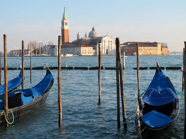 Gôndolas em Veneza e ilha de San Giorgio Maggiore vista da Praça de São Marcos — Fotografia de Stock