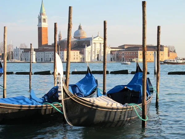 Gondoly v Benátkách a ostrov San Giorgio Maggiore pohled od náměstí svatého Marka — Stock fotografie