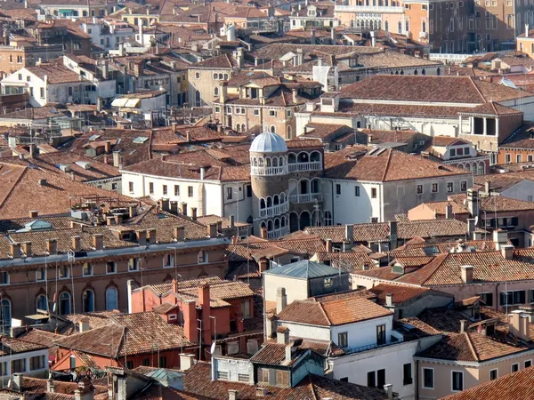 Blick auf die Dächer Venedigs von oben, Italien Stockfoto