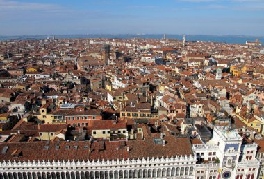 görünümünü Venedik çatılarına yukarıdan, İtalya