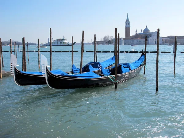 Gondole a Venezia e nell'isola di San Giorgio Maggiore — Foto Stock