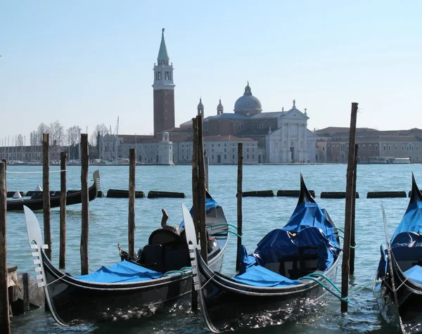 Gondole w Wenecji i wyspę san giorgio Maggiore, Włochy — Zdjęcie stockowe