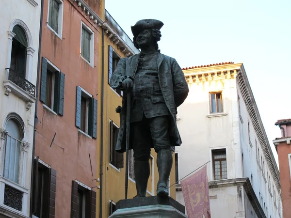 Staty av carlo goldoni i Venedig, Italien — Stockfoto