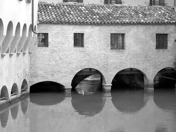 Black and white photo of the Canale dei Buranelli in the center of Treviso (Italy) — Stock Photo, Image