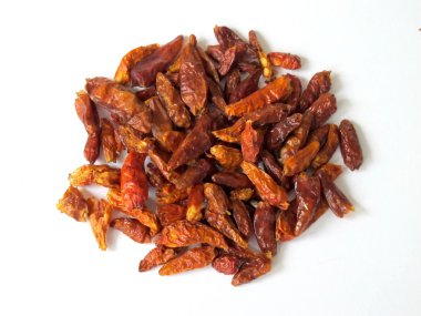 beyaz zemin üzerine kırmızı biber biber kurutulmuş