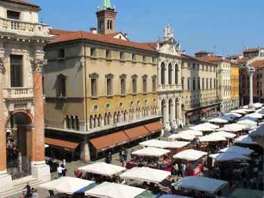 İtalya 'nın Vicenza kentindeki Piazza dei Signori' de pazar