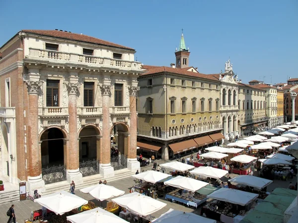 Trh na Piazza dei Signori ve městě Vicenza, Itálie — Stock fotografie