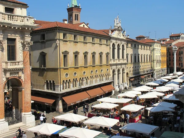Mercado na Piazza dei Signori, na cidade de Vicenza, Itália — Fotografia de Stock