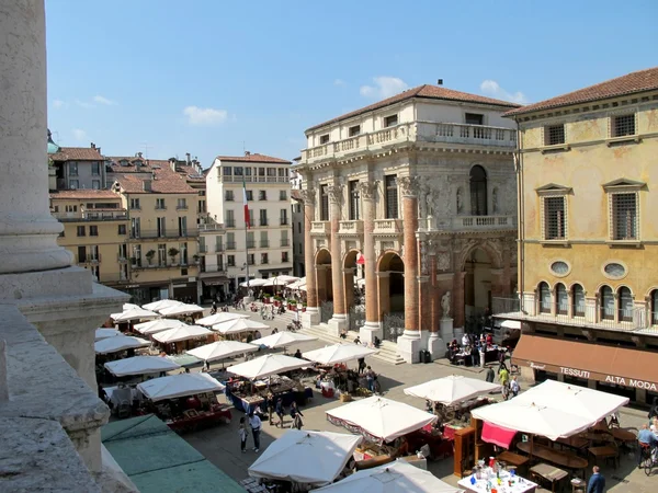 İtalya 'nın Vicenza kentindeki Piazza dei Signori' de pazar — Stok fotoğraf