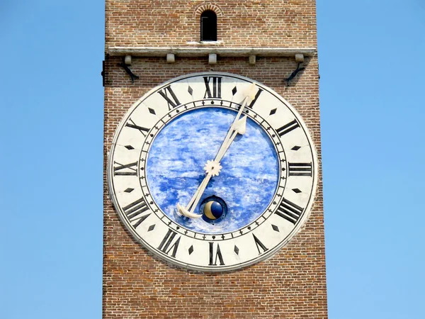 A torre do relógio em Vicenza, Itália (Torre de Bissara ) — Fotografia de Stock