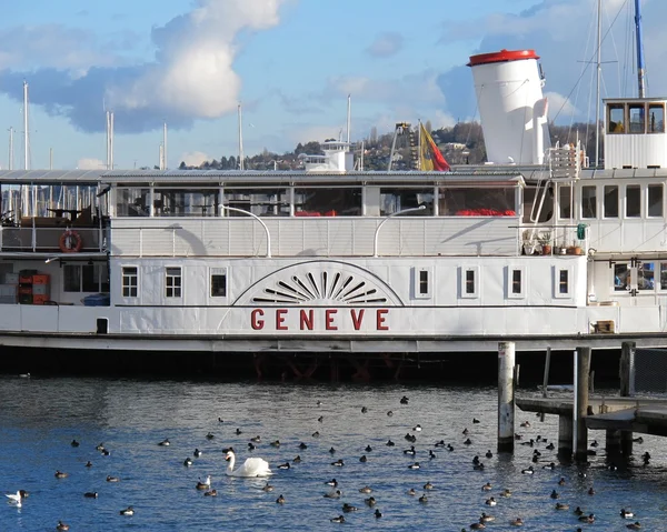 Barco no lago de Genebra, Suíça — Fotografia de Stock