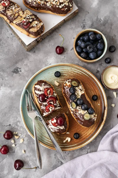 Eclairs Met Chocolade Topping Noten Bessen Heerlijke Chocolade Noten Banaan — Stockfoto