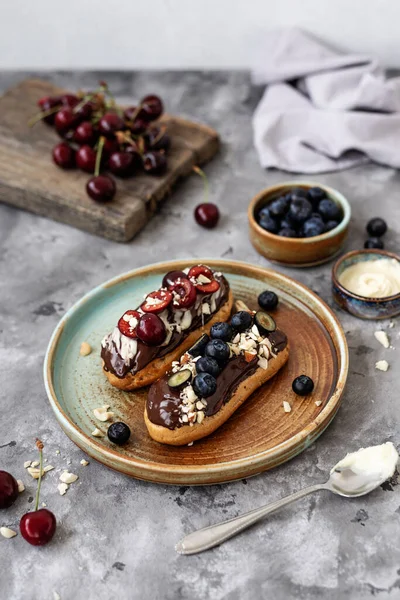 Eclairs Met Chocolade Topping Noten Bessen Heerlijke Chocolade Noten Banaan — Stockfoto