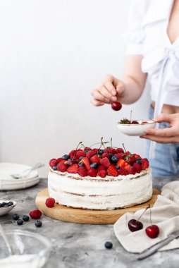 Beton arka planda taze böğürtlenli köy pastası. Seçici odak