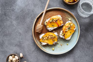 Şeftali ve lezzetli krem peynirli tost. Şeftali, ricotta ve sıcak ballı tost. Yaz için lezzetli tost.