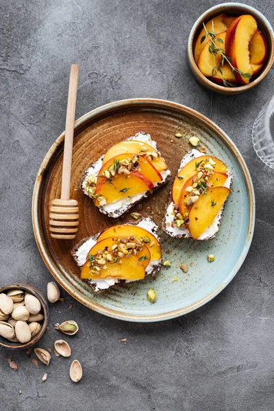 Şeftali ve lezzetli krem peynirli tost. Şeftali, ricotta ve sıcak ballı tost. Yaz için lezzetli tost.