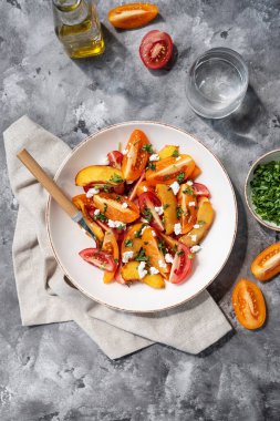 Balzamik domates ve peynirli şeftali salatası. Hızlı ve kolay lezzetli yaz salatası.