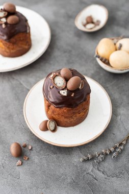 Geleneksel Ukrayna çikolatalı paskalya pastası. Geleneksel tatlıyla birlikte Paskalya masası. Paskalya geçmişi. Ukrayna Kulich 'i. Çikolatalı Paskalya yumurtaları