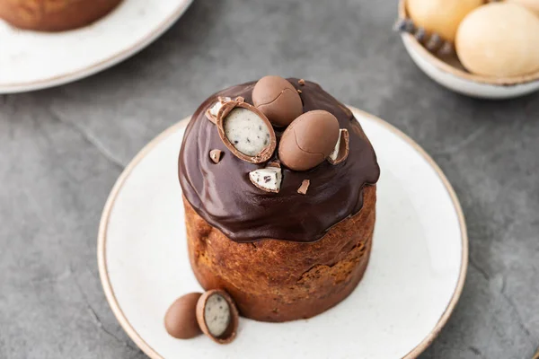 Geleneksel Ukrayna çikolatalı paskalya pastası. Geleneksel tatlıyla birlikte Paskalya masası. Paskalya geçmişi. Ukrayna Kulich 'i. Çikolatalı Paskalya yumurtaları