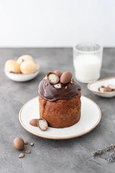 Geleneksel Ukrayna çikolatalı paskalya pastası. Geleneksel tatlıyla birlikte Paskalya masası. Paskalya geçmişi. Ukrayna Kulich 'i. Çikolatalı Paskalya yumurtaları