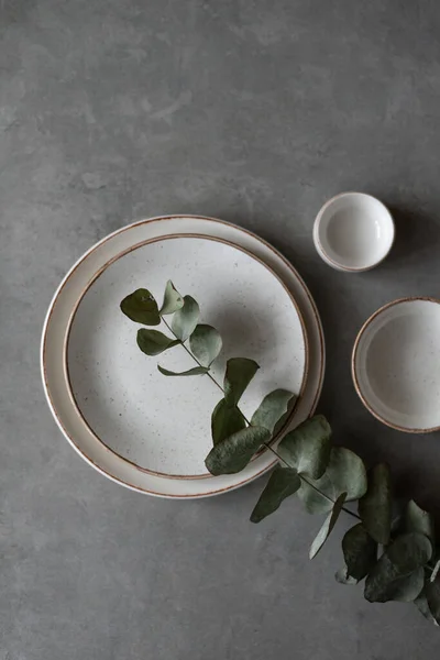 黑色背景上的陶瓷碗和盘子 将陶瓷盘和碗放在混凝土桌子上 顶部视图 复制空间 — 图库照片