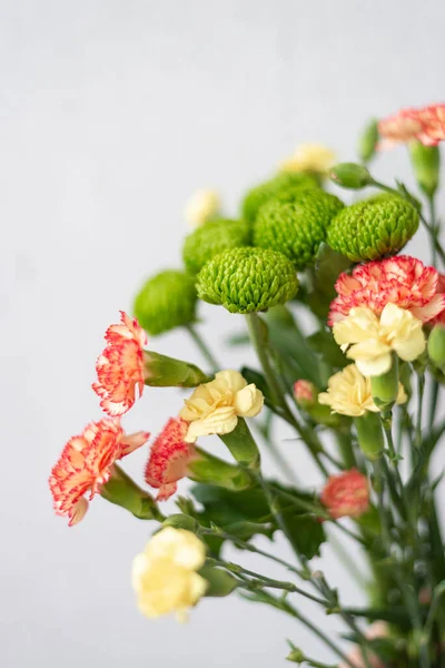 Kleurrijke Bloemen Compositie Grijze Achtergrond Met Kopieerruimte Verse Snijbloemen Voor — Stockfoto