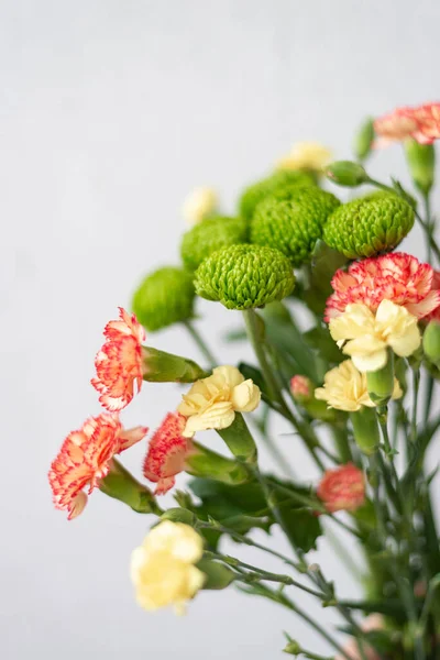 Färgglada Blommor Komposition Över Grå Bakgrund Med Kopieringsutrymme Färska Snittblommor — Stockfoto