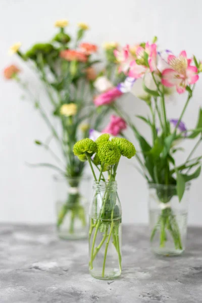 Composición Flores Colores Sobre Fondo Gris Con Espacio Para Copiar —  Fotos de Stock