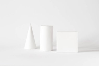 Geometrik Temel Şekiller Durgun Hayat. Beyaz arkaplanda basit geometrik beyaz şekiller. Asgari biçim