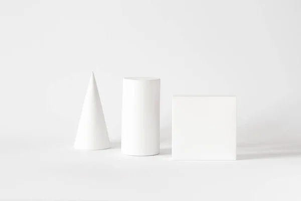 Geometrische Grundformen Stillleben Einfache Geometrische Weiße Formen Auf Weißem Hintergrund — Stockfoto