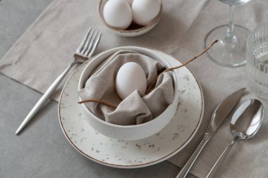 Paskalyanız kutlu olsun. Paskalya sofrasında keten peçete ve yumurtadan yapılmış Paskalya tavşanı. Zarif Paskalya brunch sehpası